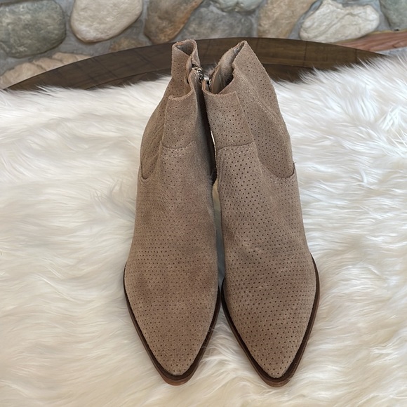 Vince Camuto heeled booties - Picture 2 of 4